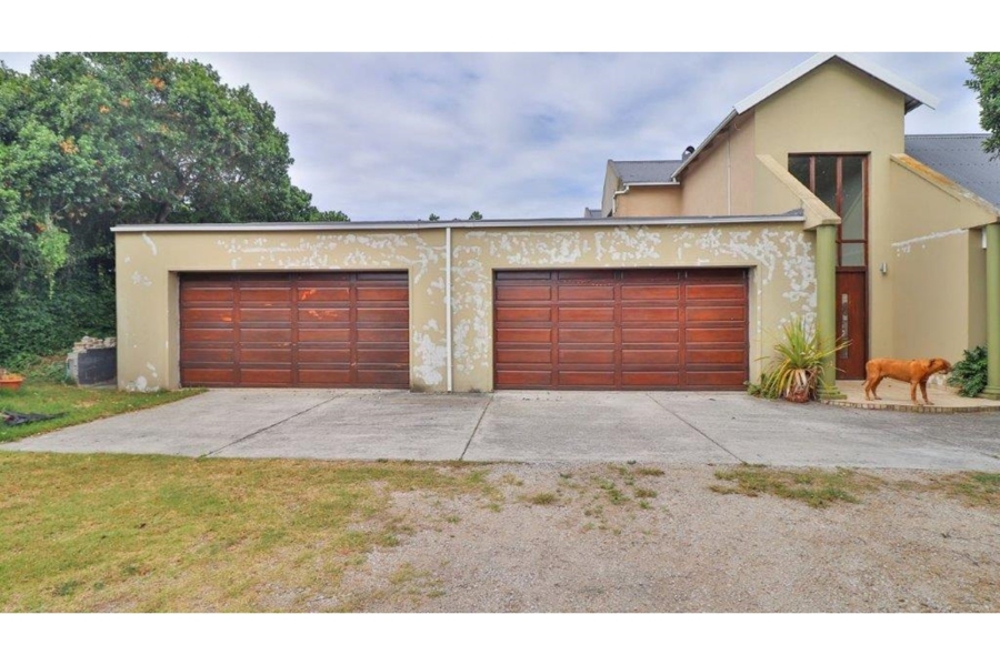 6 Bedroom Property for Sale in Lovemore Park Eastern Cape